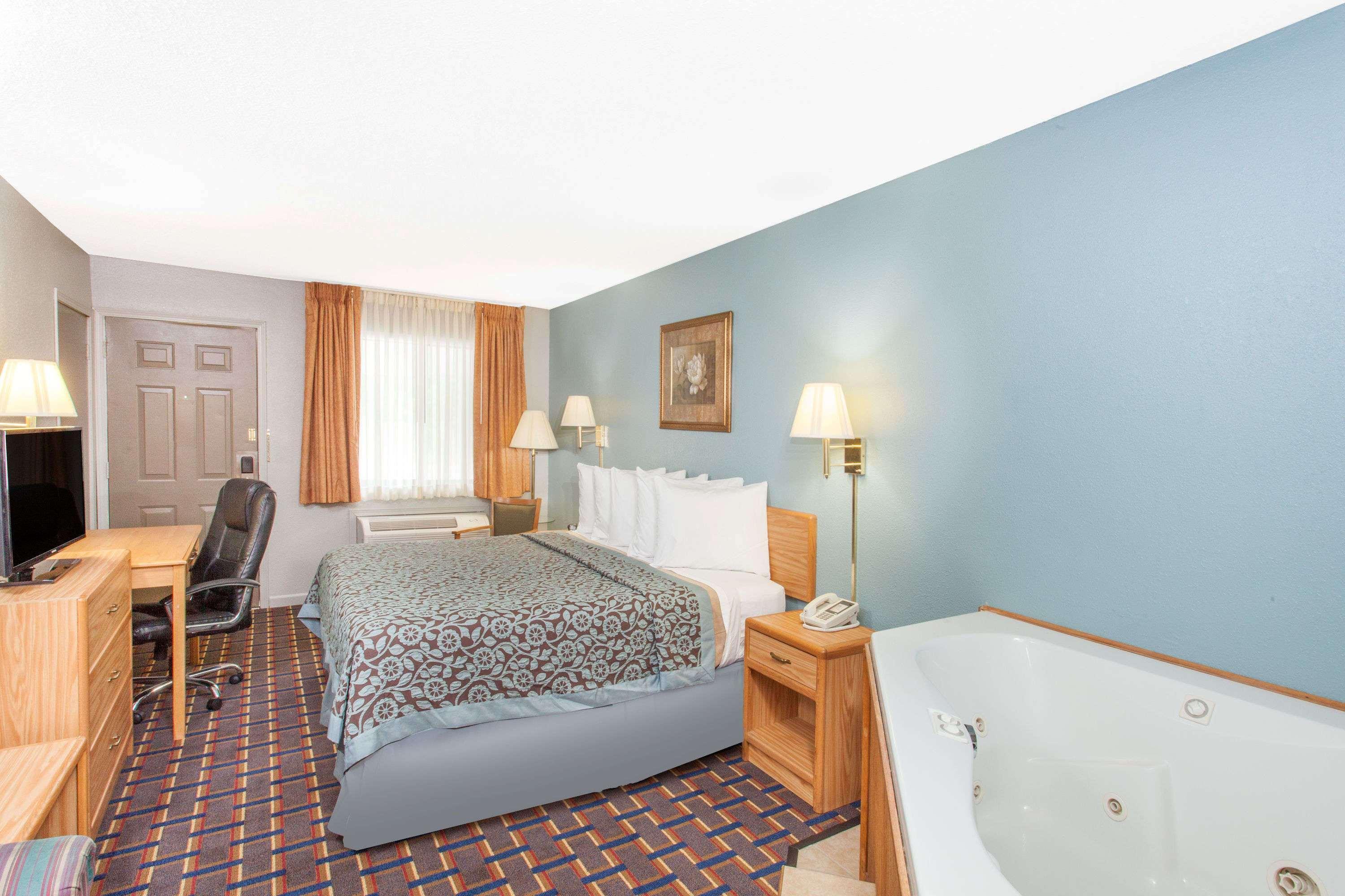 Days Inn By Wyndham Farmer City Экстерьер фото