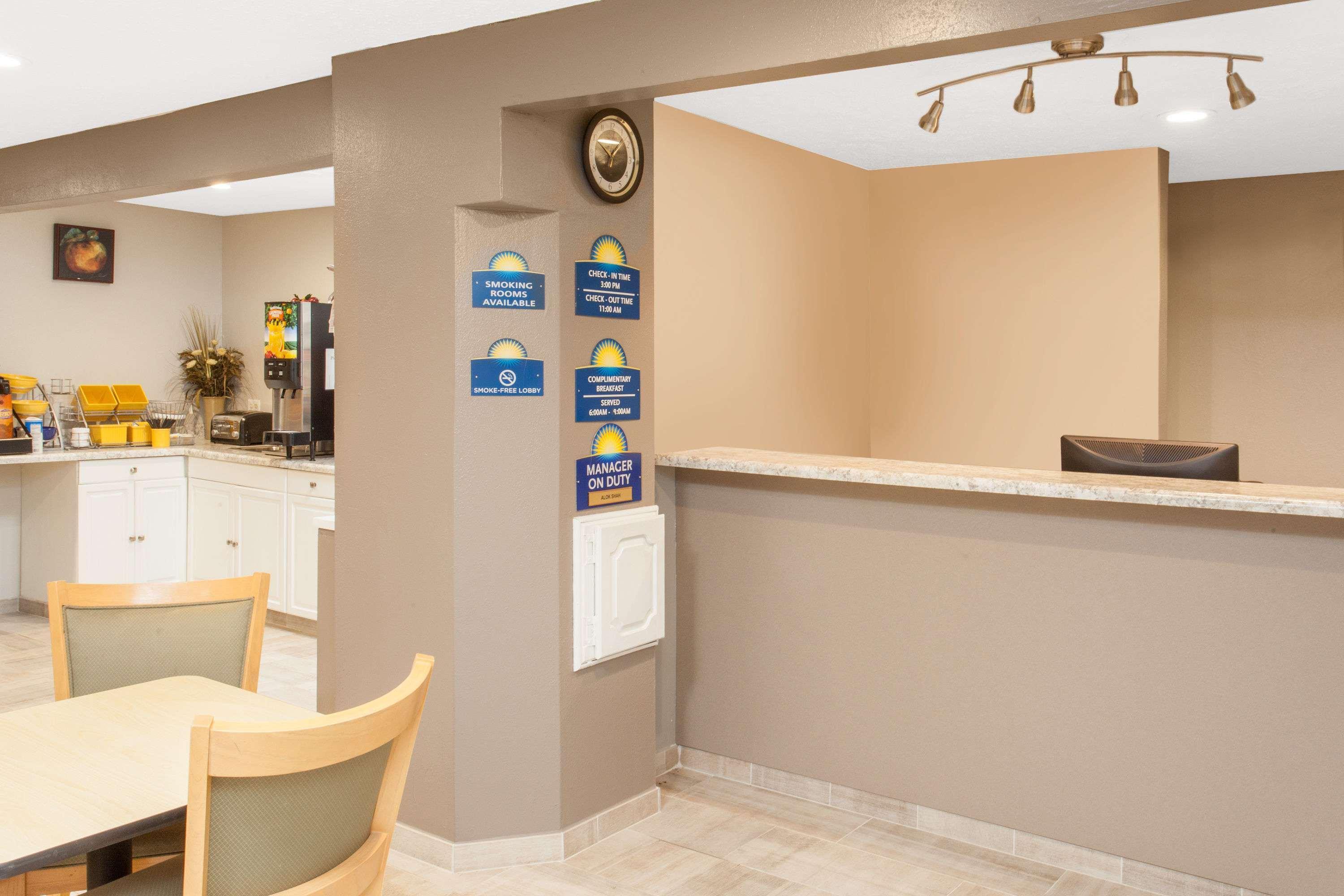Days Inn By Wyndham Farmer City Экстерьер фото